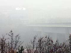 Nuselský most v Praze ve smogovém oparu.