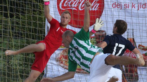 Jan Koller nezůstal své pověsti nic dlužen a proti domácímu týmu Ladronky dal úvodní gól zápasu. Prohlédněte si a fotografie z fotbalových bojů na písku.