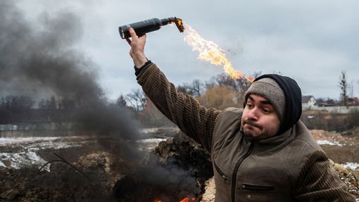 Výcvik ukrajinských civilistů v házení zápalných láhví. Žytomyr, Ukrajina, 1. 3. 2022