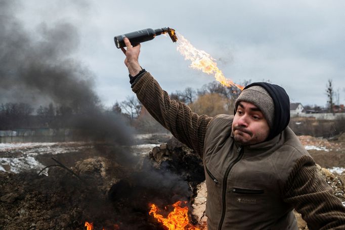 Výcvik ukrajinských civilistů v házení zápalných láhví. Žytomyr, Ukrajina, 1. 3. 2022