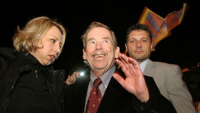Václav Havel před čínskou ambasádou.