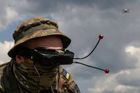 Ukrajinský voják se speciálními brýlemi a FPV dronem.