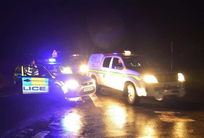 Na východě Anglie se zřítil americký vojenský vrtulník. Záchranáři projíždějí policejním zátarasem.