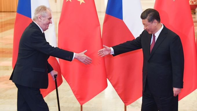 Prezident Miloš Zeman na návštěvě Číny. Zdraví se s tamějším prezidentem Si Ťin-pchingem.