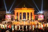 Slavnostně vyzdobená Braniborská brána, místo, kde se oslavy v Berlíně konaly