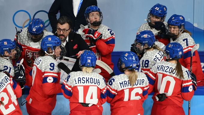 Tomáš Pacina dává instrukce hokejistkám v zápase s Dánskem na ZOH 2022