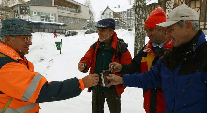 Tahle skupinka pánů byla v Tatrách na "soustředění dříve narozených alpinistů". Když zjistili, že lanovka na Hrebienok je v rekonstrukci, dali si slivovičky a vyrazili vzhůru "expedičním způsobem".