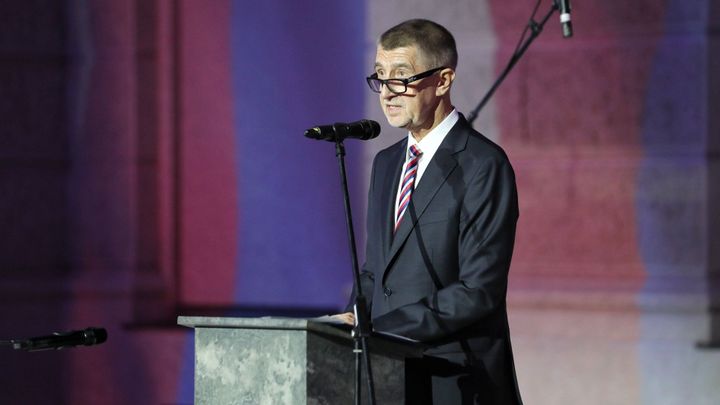 "Nejsem pyšný na to, že jsem byl komunista," řekl Babiš v projevu k výročí revoluce