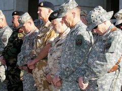 Zástupci koaličních jednotek v Iráku drží minutu ticha během shromáždění připomínající 5. výročí útoků na Spojené státy.