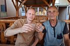 Na Ukrajině se nesluší pít sám. A válečné historky mají u piva a vodky správný říz