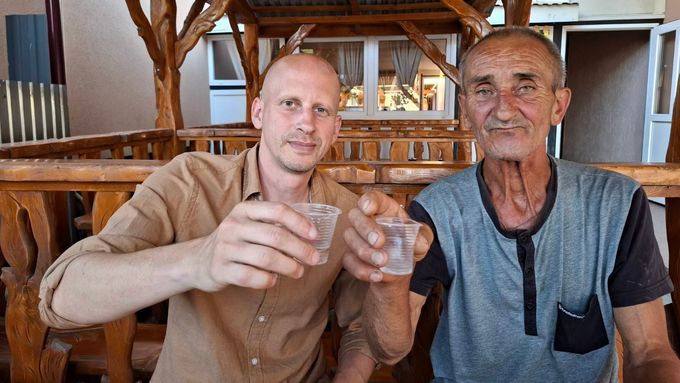 Starší Mišo má doma zraněného syna, který bojoval na frontě a čeká ho ještě několik náročných operací. Mišo by rád šel bojovat taky.