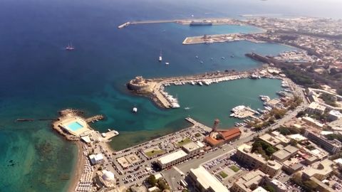 Řecké ostrovy z výšky: Od hledání bájného rhodského kolosu přes jícen sopky na Samos