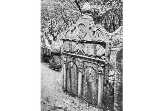 Náhrobek rabiho Löwa na Starém židovském hřbitově v Praze, kde je pohřben spolu se svojí ženou Perl. Zemřel 17. září 1609. Nedatovaný historický snímek