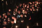 Se svíčkou v ruce kráčely potemnělým hřbitovem stovky lidí.