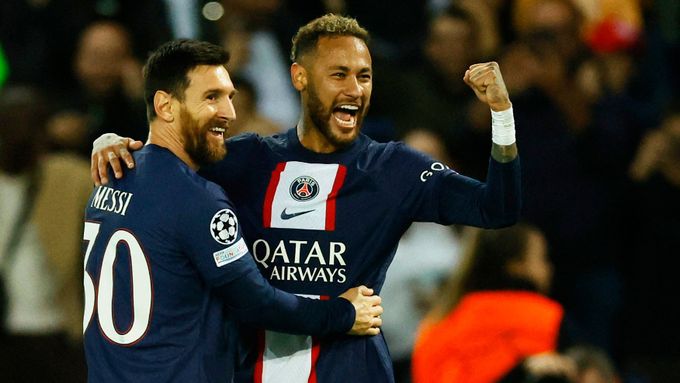Lionel Messi a Neymar slaví jednu ze sedmi branek PSG.