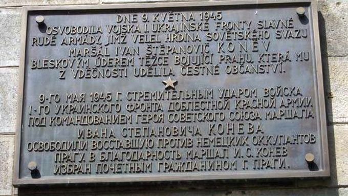 Takzvaná deska Osvobození se objevila na zdi Staroměstské radnice při prvním výročí vstupu Rudé armády do Prahy.