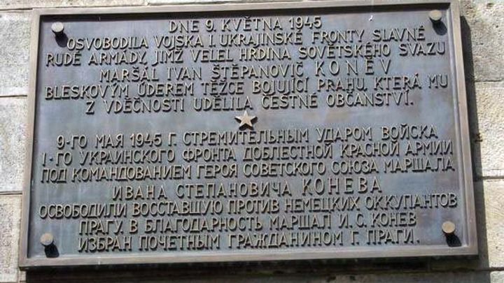 Rusko protestuje kvůli sejmutí Koněvovy desky. Mohou si za to sami, říká historik