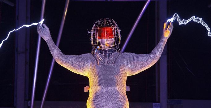 Magician David Blaine channels bolts of electricity from various tesla coils charged with one million volts of electricity during a stunt on Pier 54 in New York, October 5, 2012. Blaine hopes to stand in the same position for 72 hours. REUTERS/Andrew Burton (UNITED STATES - Tags: SOCIETY ENTERTAINMENT) Published: Říj. 6, 2012, 4:01 dop.