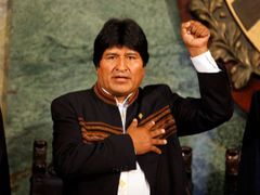 Evo Morales při zpěvu bolivijské hymny