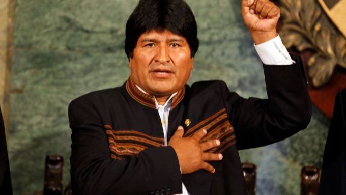 Evo Morales při zpěvu bolivijské hymny