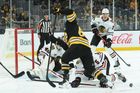 Boston má druhou výhru, Pastrňák i Zacha přihrávali. Zářili Chytil a gólman Dobeš