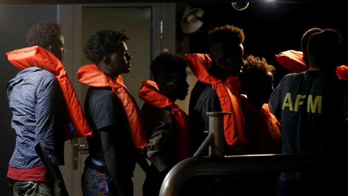 Běženci z lodi Alan Kurdi se vyloďují na Maltě.
