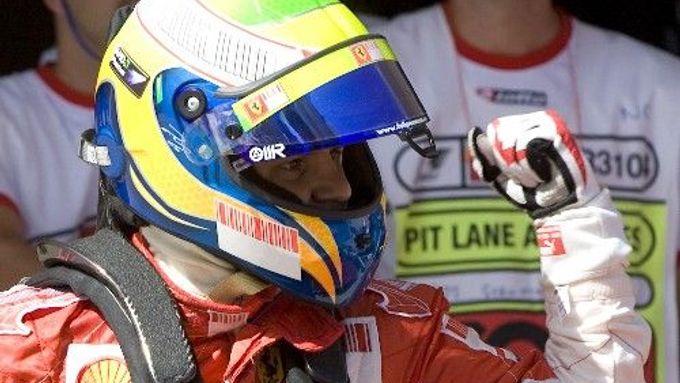 Brazilský pilot týmu formule 1 Ferrari Felipe Massa slaví vítězství v kvalifikaci na Velkou cenu Turecka.