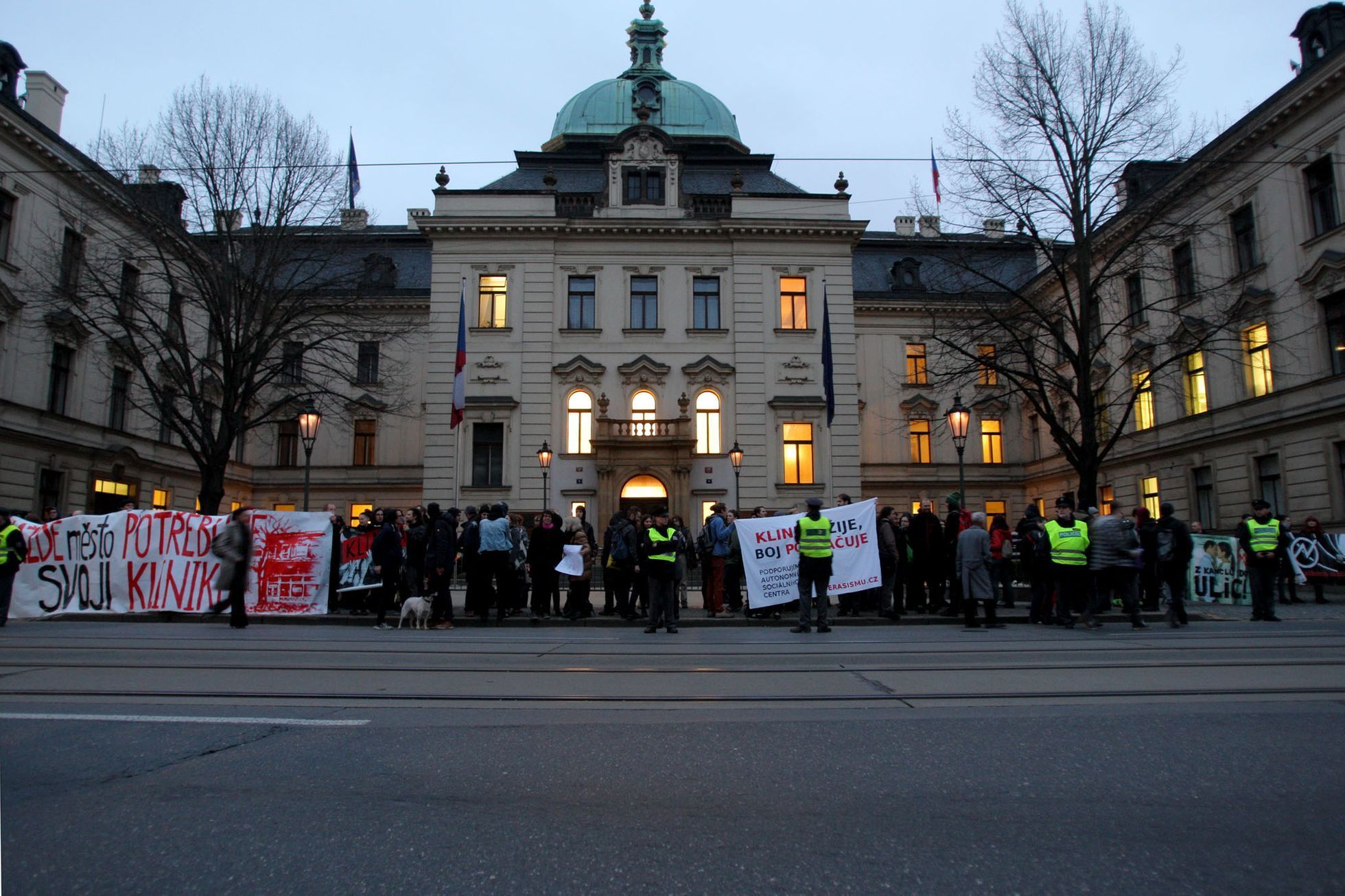 Klinika měsíc v legalitě