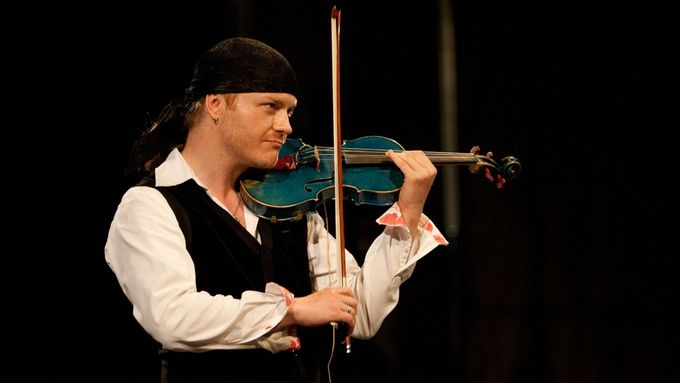 Pavel Šporcl  v tradičním šátku a s nezaměnitelnými modrými houslemi "špidlenkami".