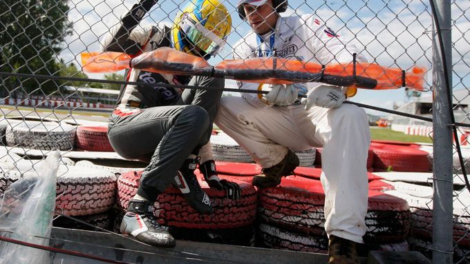 Esteban Gutiérrez se souká ze svého monopostu po nehodě při VC Kanady
