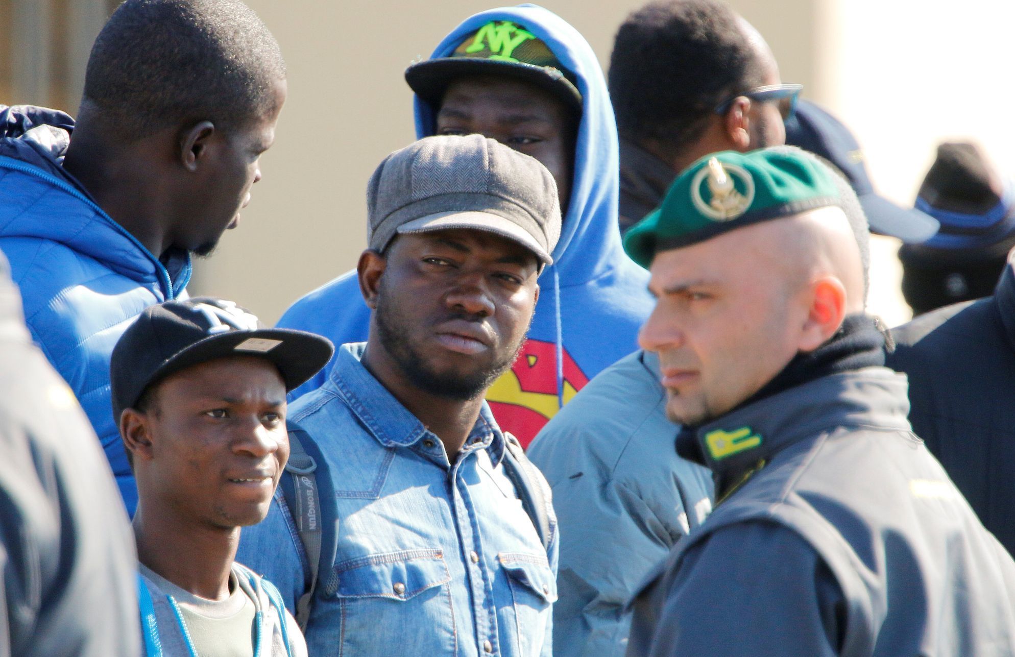 Poslední migranti žijící v táboře Mineo se pod dohledem policie přesunuli jinam.