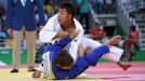 OH 2016, judo: Pavel Petřikov (v modrém) a  Naohisa Takato