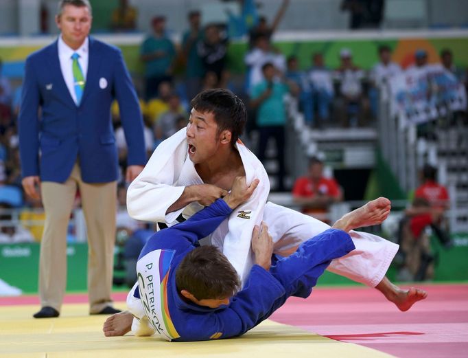 OH 2016, judo: Pavel Petřikov (v modrém) a  Naohisa Takato