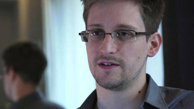 NSA whistleblower Edward Snowden, an analyst with a U.S. defence contractor, is seen in this file still image taken from video during an interview by The Guardian in his hotel room in Hong Kong June 6, 2013. Russian President Vladimir Putin confirmed on June 25, 2013, the former U.S. spy agency contractor sought by the United States was in the transit area of a Moscow airport but ruled out handing him to Washington, dismissing U.S. criticisms as "ravings and rubbish". MANDATORY CREDIT. REUTERS/Glenn Greenwald/Laura Poitras/Courtesy of The Guardian/Handout via Reuters (CHINA - Tags: POLITICS MEDIA) ATTENTION EDITORS - THIS IMAGE WAS PROVIDED BY A THIRD PARTY. FOR EDITORIAL USE ONLY. NOT FOR SALE FOR MARKETING OR ADVERTISING CAMPAIGNS. NO SALES. NO ARCHIVES. THIS PICTURE IS DISTRIBUTED EXACTLY AS RECEIVED BY REUTERS, AS A SERVICE TO CLIENTS. NO THIRD PARTY SALES. NOT FOR USE BY REUTERS THIRD PARTY DISTRIBUTORS. MANDATORY CREDIT Published: Čer. 26, 2013, 12:31 dop.