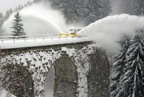Až metr sněhu napadal na vysokohorskou železnici