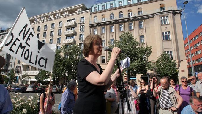 Demonstrace proti bourání domu na Václavském náměstí z loňského roku.