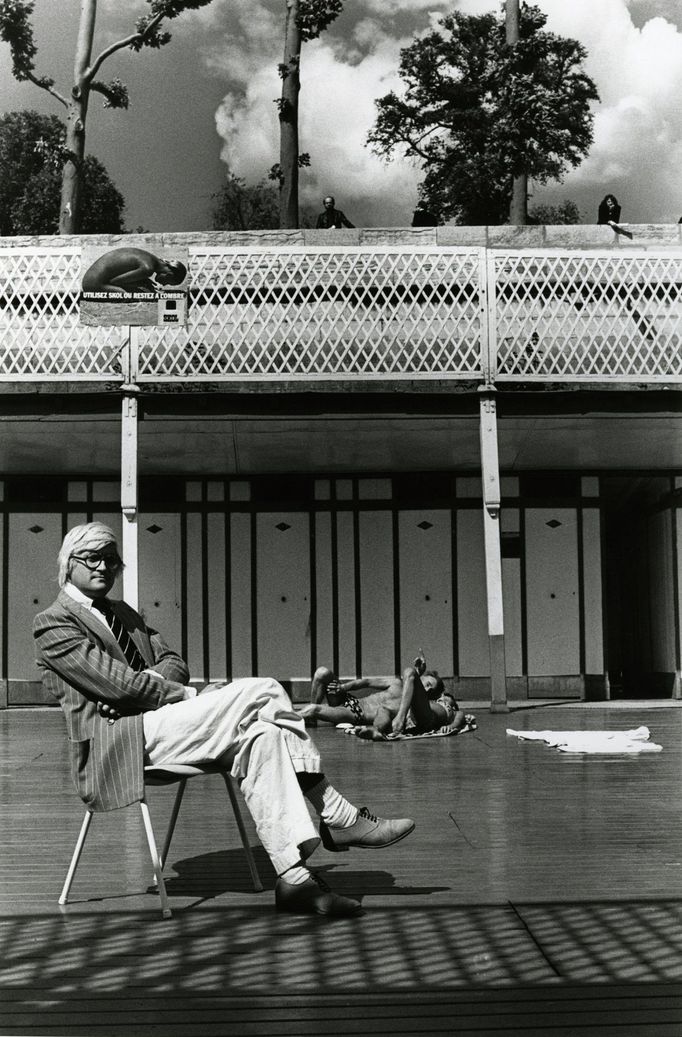 Helmut Hewton: David Hockney, Piscine Royale, Paris 1975, černobílá fotografie