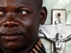 Voják z Demokratické republiky Kongo odpočívá na hřbitově nedaleko úřadu víceprezidenta Jeana-Pierra Bembeho v hlavním městě Kinshase. V Kongu letos proběhly první demokratické volby po mnoha desetiletích.