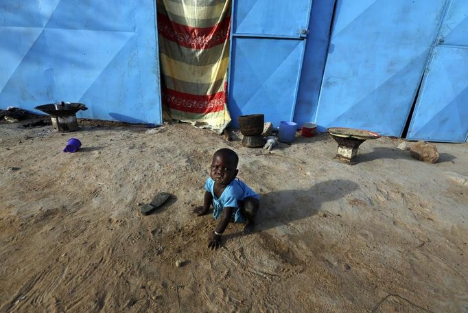 A child sits on the ground in a refugee camp in Sevare January 26, 2013. REUTERS/Eric Gaillard (MALI - Tags: CIVIL UNREST CONFLICT SOCIETY) Published: Led. 26, 2013, 6:46 odp.