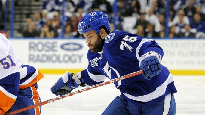 Radko Gudas a Frans Nielsen v utkání NHL 2013