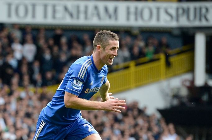 Fotbalista Chelsea Gary Cahill slaví svůj gól v utkání anglické Premier League 2012/13 proti Tottenhamu.