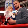 Hokej, MS 2013, Česko - Slovinsko: Alexander Salák s dítětem