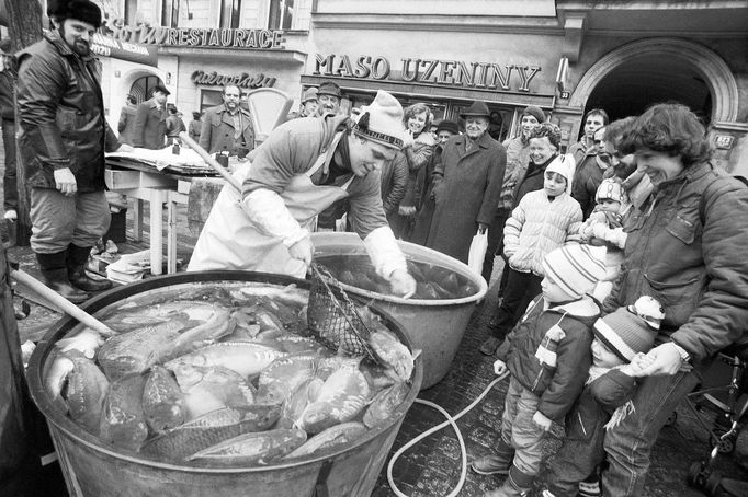 Prodej vánočních kaprů v Jindřišské ulici v Praze. Rok 1985