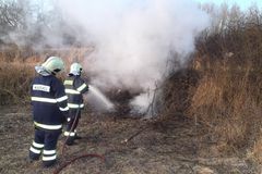 Na Rychnovsku hoří strniště, čtyři hasiči se nadýchali kouře