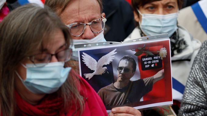 Pochod v Paříži na uctění památky Samuela Patyho, učitele zavražděného kvůli svobodě slova.