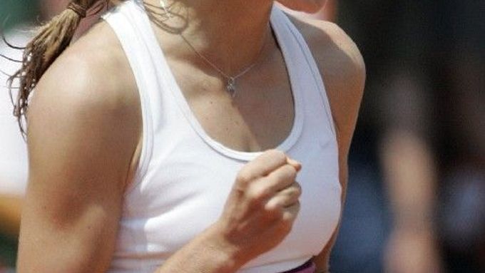 ČERVEN - Poprvé na sebe výrazně upozornila tenistka Lucie Šafářová. V osmifinále French Open dokázala ve dvou setech porazit domácí favoritku Amélii Mauresmovou. 