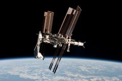 Poprvé: Prohlédněte si raketoplán přisátý k ISS