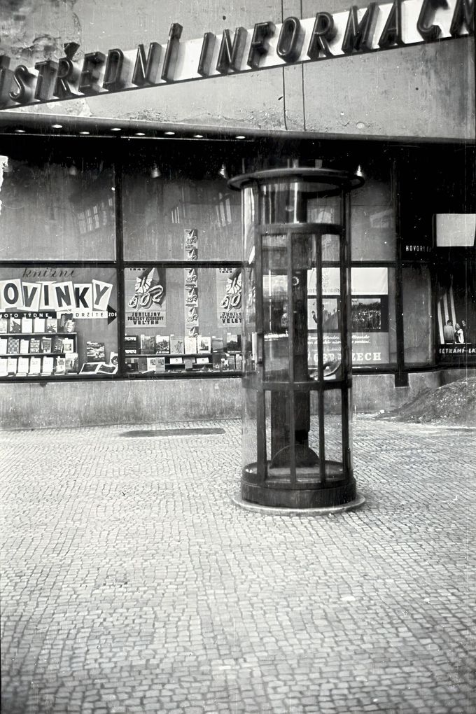 Veřejná telefonní budka na ulici v Praze. Rok 1949.