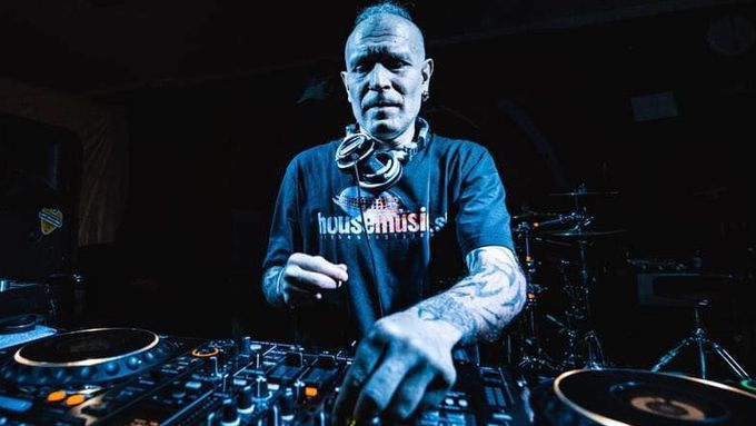 Petr Votava se narodil 27. ledna 1965 v Domažlicích. Dlouhodobě ale žil v Praze, kde se stále věnoval DJingu.