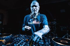 Zemřel DJ Tráva. Českému průkopníkovi taneční muziky bylo šedesát let